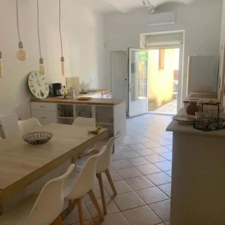 Feriehus L'ostal De Terralha Avec Piscine Au Centre Du Village
